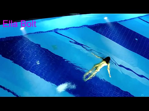 ❤️ Я не могу перестать смотреть, юную блондинку застукали за плаванием обнаженной в бассейне курорта ELLA BOLT ️ Видео траха на нашем сайте ❤